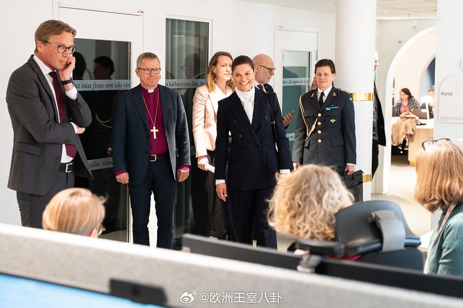 3.26 瑞典王储维多利亚公主访问乌普萨拉的瑞典行动教会办公室，裤装来自Andi
