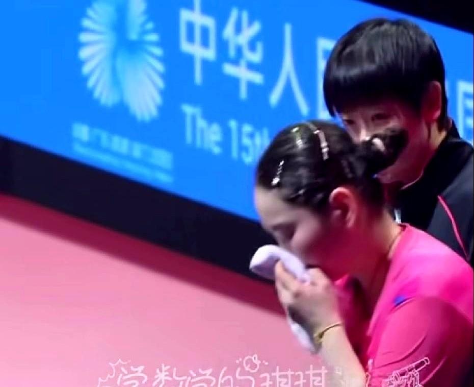 莎莎抱着佳佳，轻轻拍着她的背：“别哭了，咱们打得很好了”

河北队乒乓球女队在2