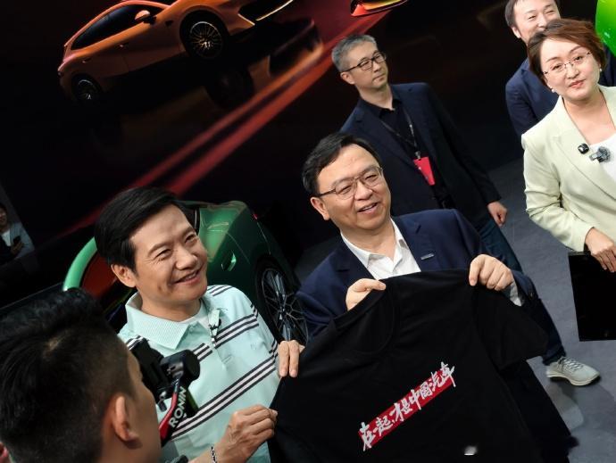 雷总和船夫哥在北京车展相遇，两人有说有笑。雷军送给车企同行们的T恤在一起，才是中