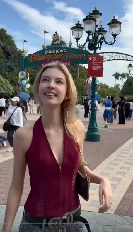 香港迪士尼乐园内，一名穿着鬼子衣服，且腰间束有佩刀的男子带着孩子跟妻子进入乐园。