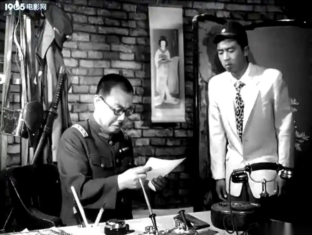 我跟你说个事儿，绝对刷新你的认知。
《地道战》里那个翻译官，记得吧？戴个战斗帽，