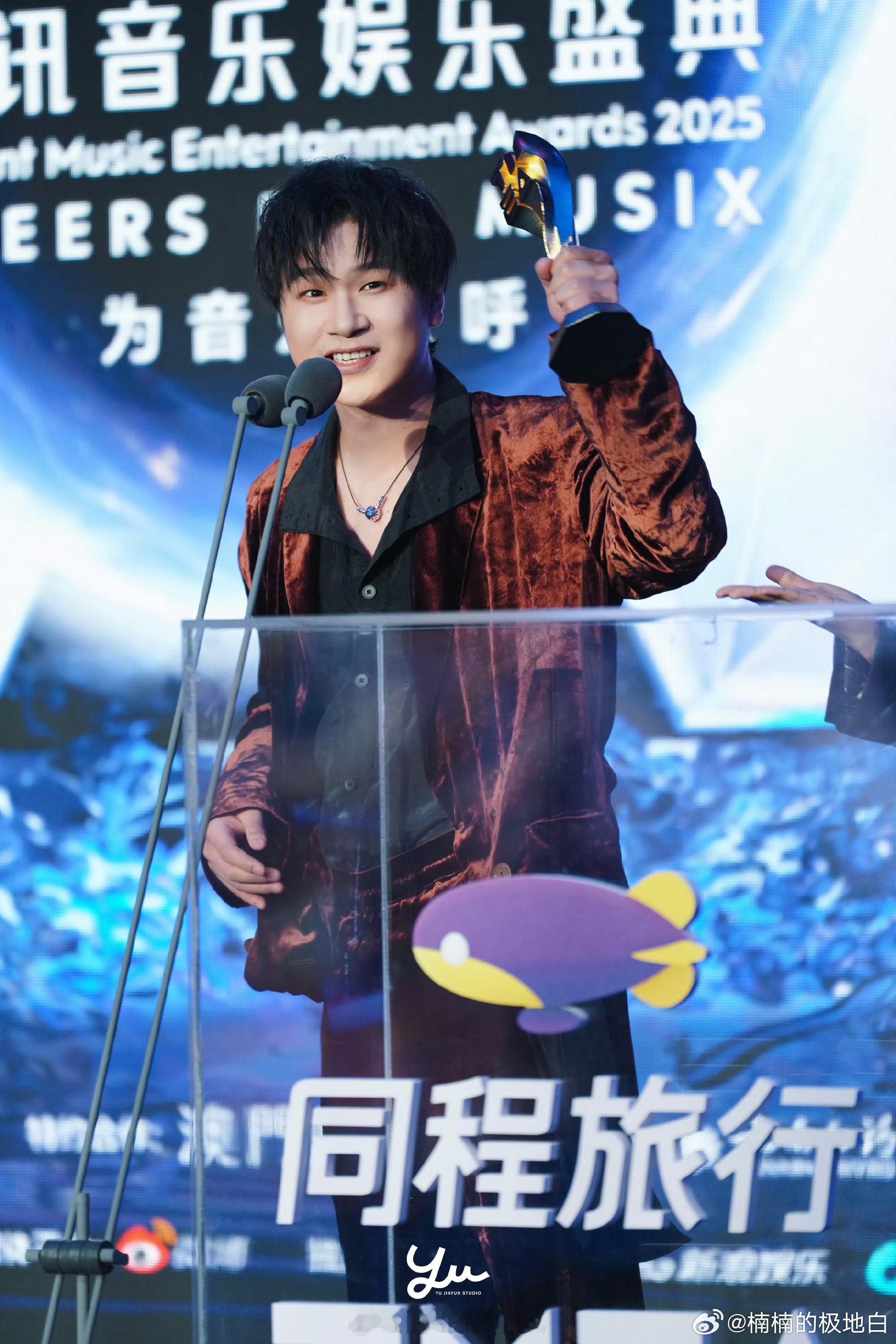 余佳运耳机里的人走出来领奖了 余佳运太牛了！TMEA、东方风云榜连夺“年度R&B