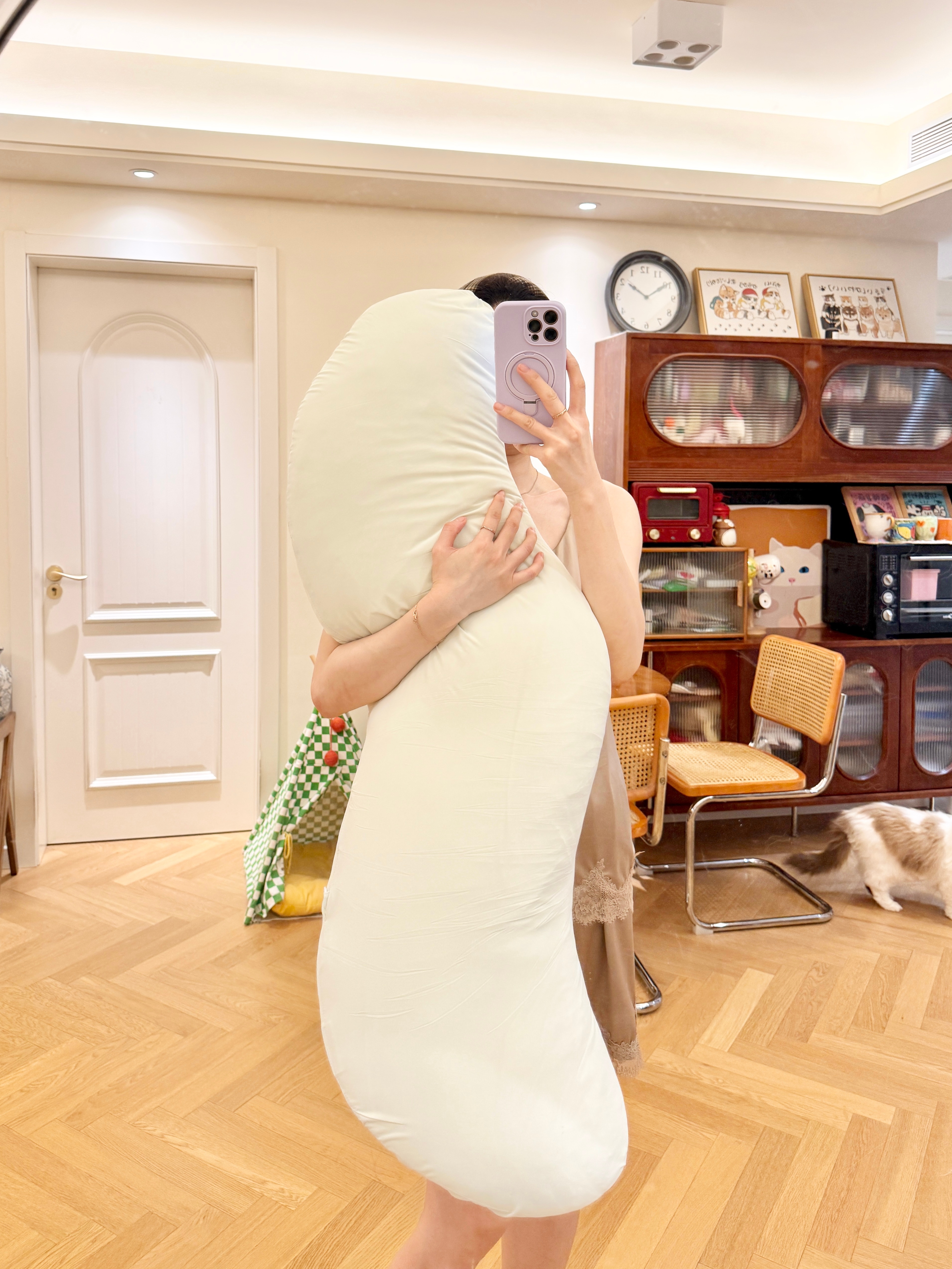 因为我特别喜欢侧睡 所以一定要两腿夹着个垫子睡 这样腰会很放松 睡的嘎嘎香！ 只