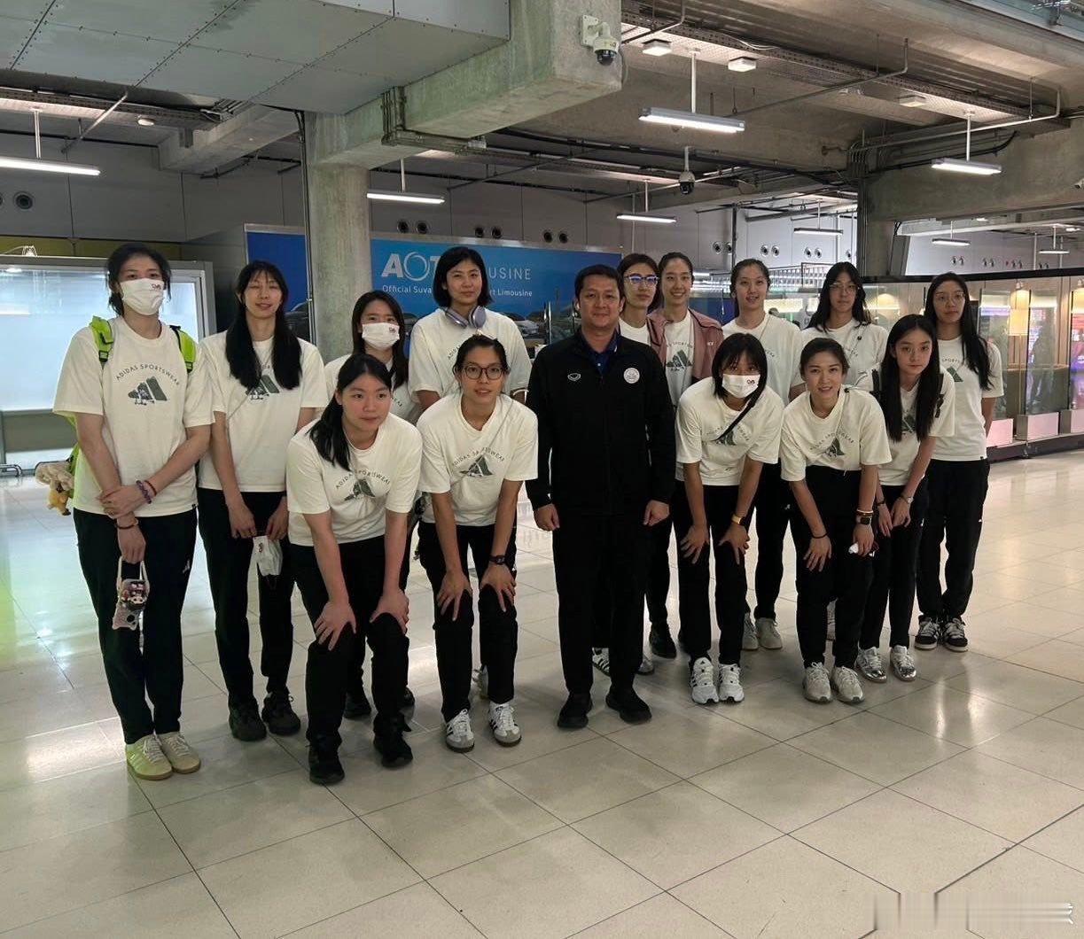 2025女排世锦赛中国女排 抵达泰国这个照片，给我感觉像这帮孩子没有教练管，自己