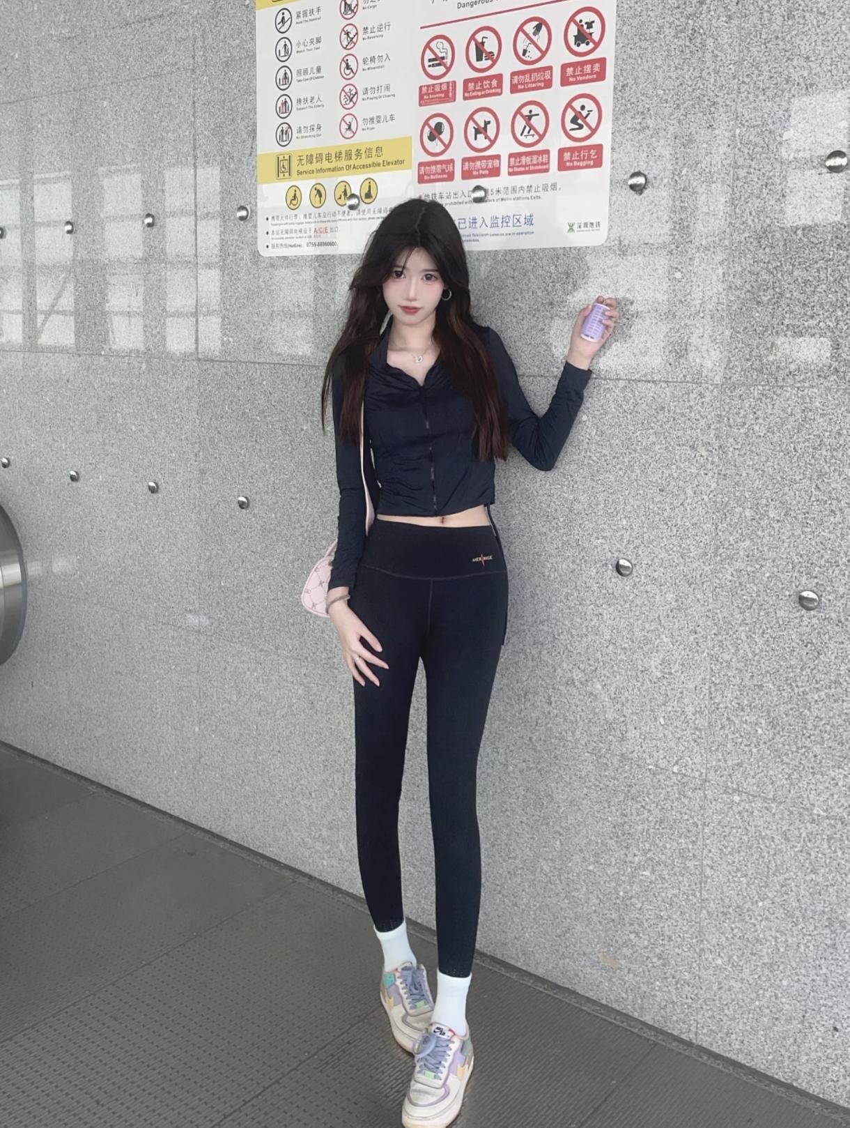 这样穿应该不会像秋裤吧！女生怎么穿紧身裤才好看＃每日穿搭 如何搭配出清新浪漫的长