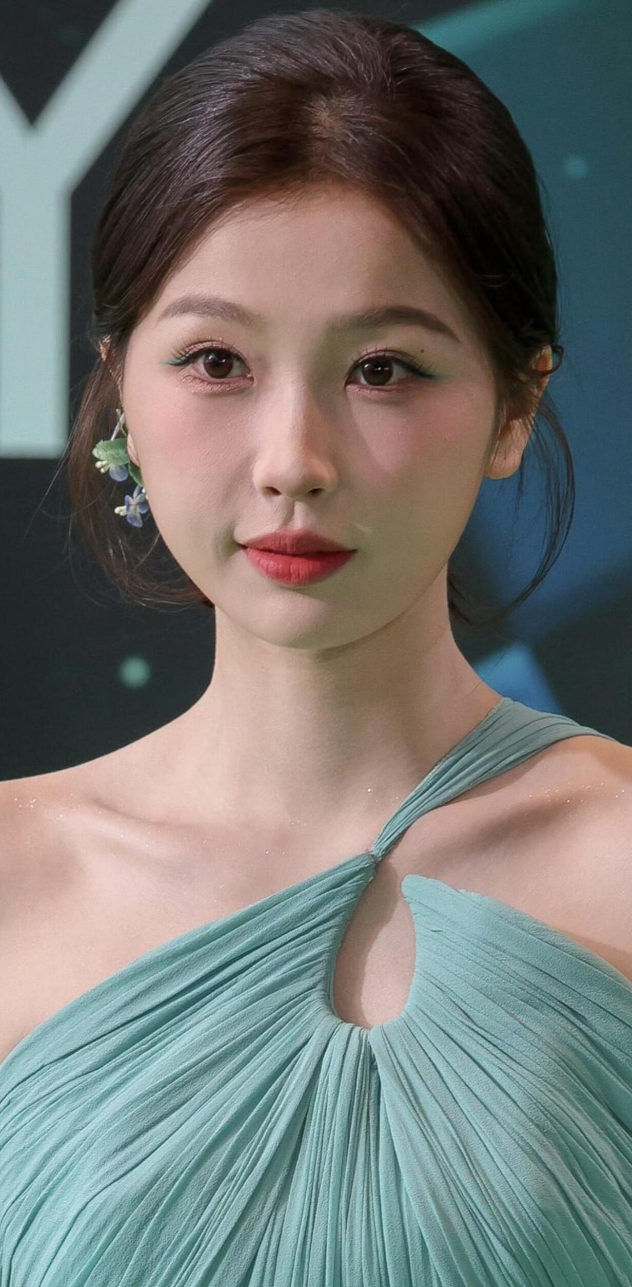 这才是现实里看到的虞书欣 