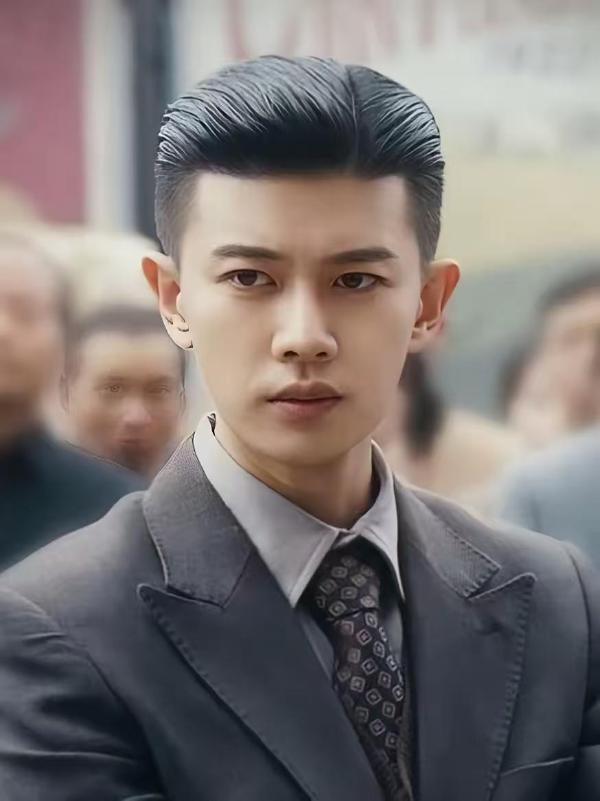 娱乐圈里，
我最想不通的人就是任嘉伦了，
人长得那么帅，有老婆有孩子，竟然演技还