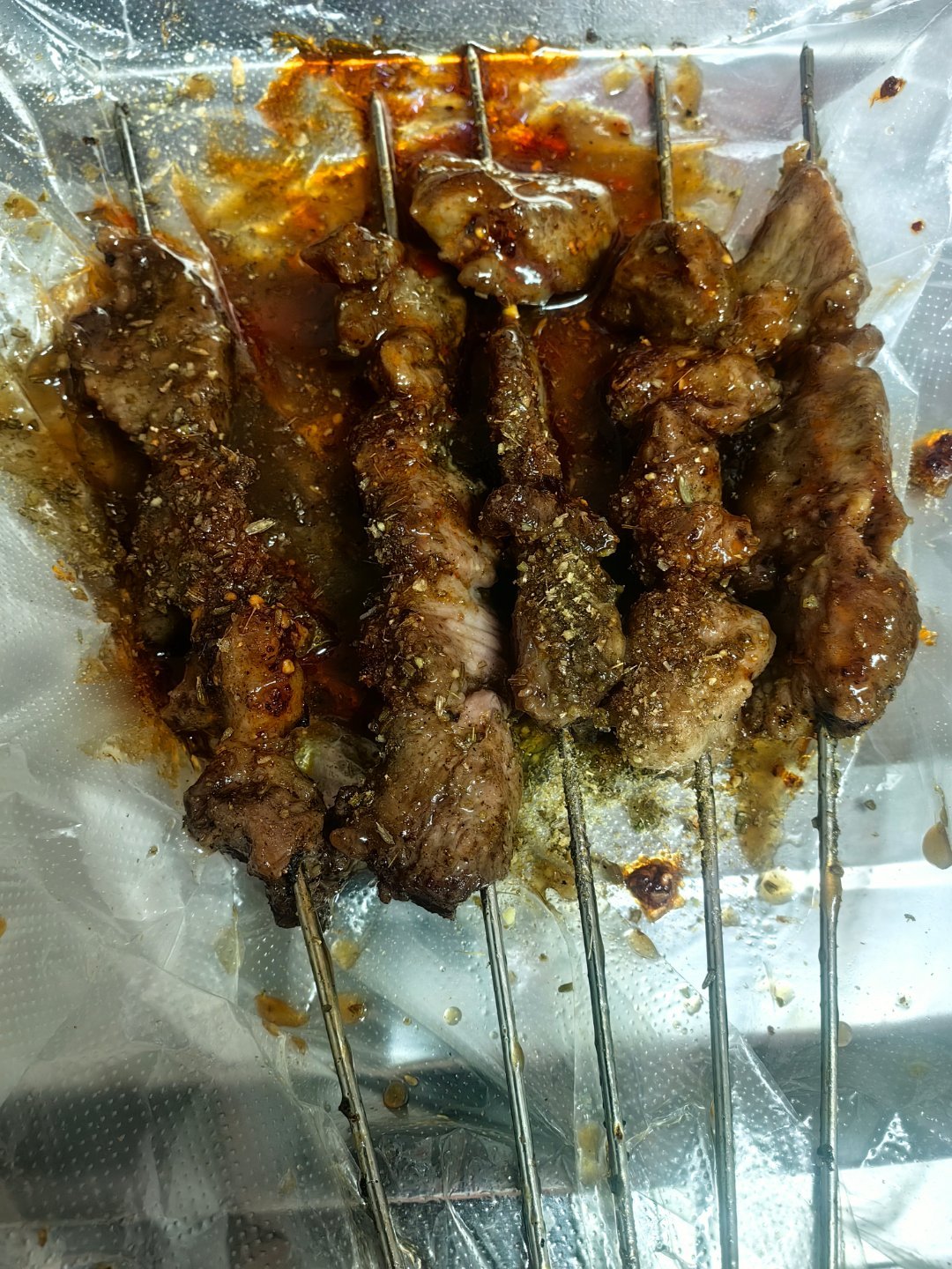 *在路上*等了半个小时的番茄鸡蛋牛肉盖饭，一波一波的出，家常味道...炸羊肉串，