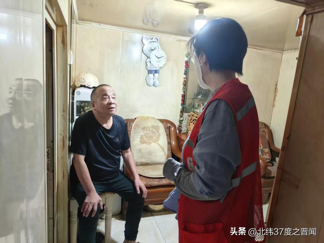 闻汛巡查守防线 网格贴心护民生
 
连日持续降雨，低洼院落积水渗漏隐患增多。太原