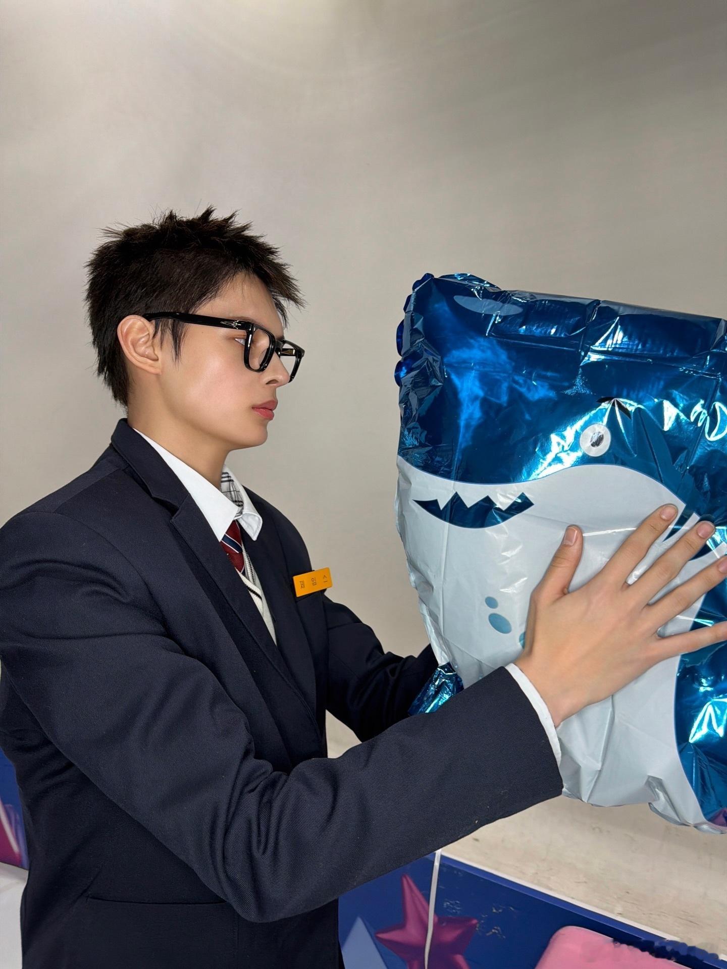 赵雨凡JAMES  🦅 每日一善 生命的天空里，有风和日丽，亦有云遮雾障。不是