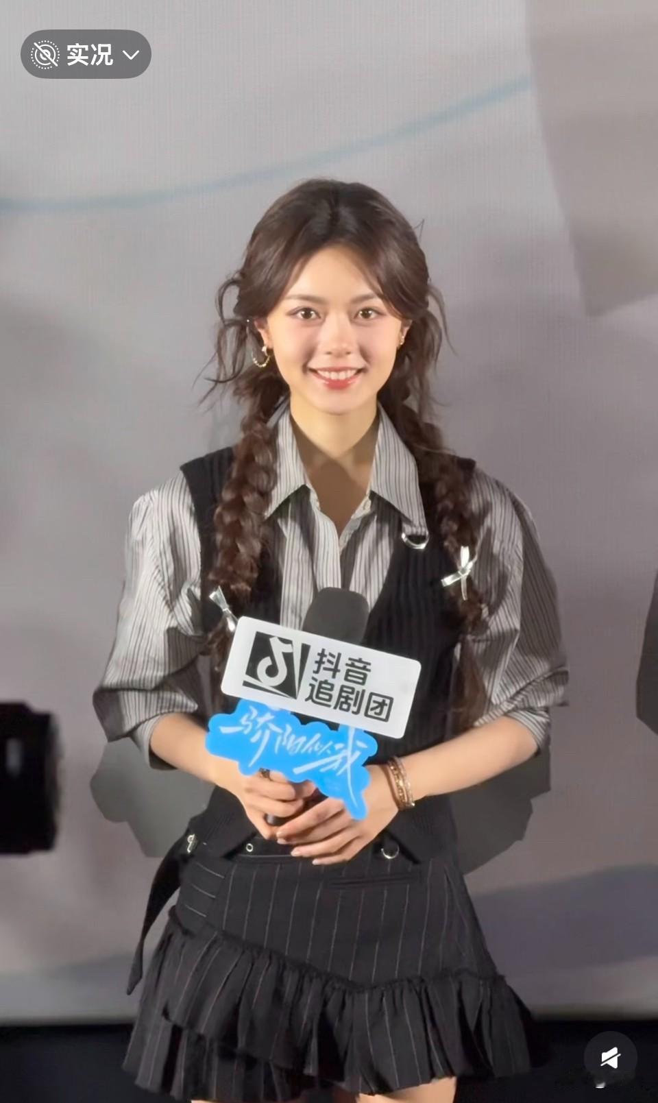 什么时候我出片能像赵今麦一样容易
她是怎么做到眼睛亮亮的，布林布林的，眼神光亮亮