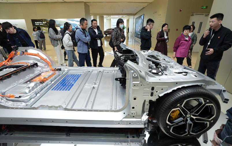 我算了下，现在中国每年大概销售2000万台车，平均按照一台车售价15万，大概就能