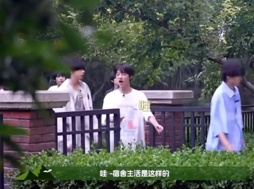 去年刚来到合宿地方的小东东真的很青涩很懵懂，特别萌的哇了一声🤏 