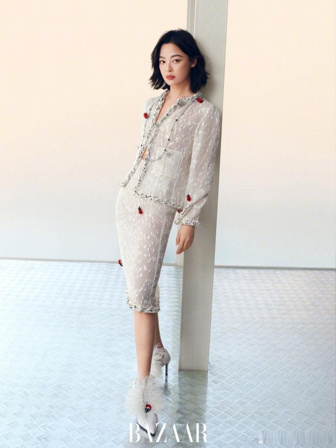 穿豹纹的辛芷蕾辛芷蕾《时尚芭莎》五月刊豹纹造型鲨疯了，自带浓烈野性美，利落版型勾