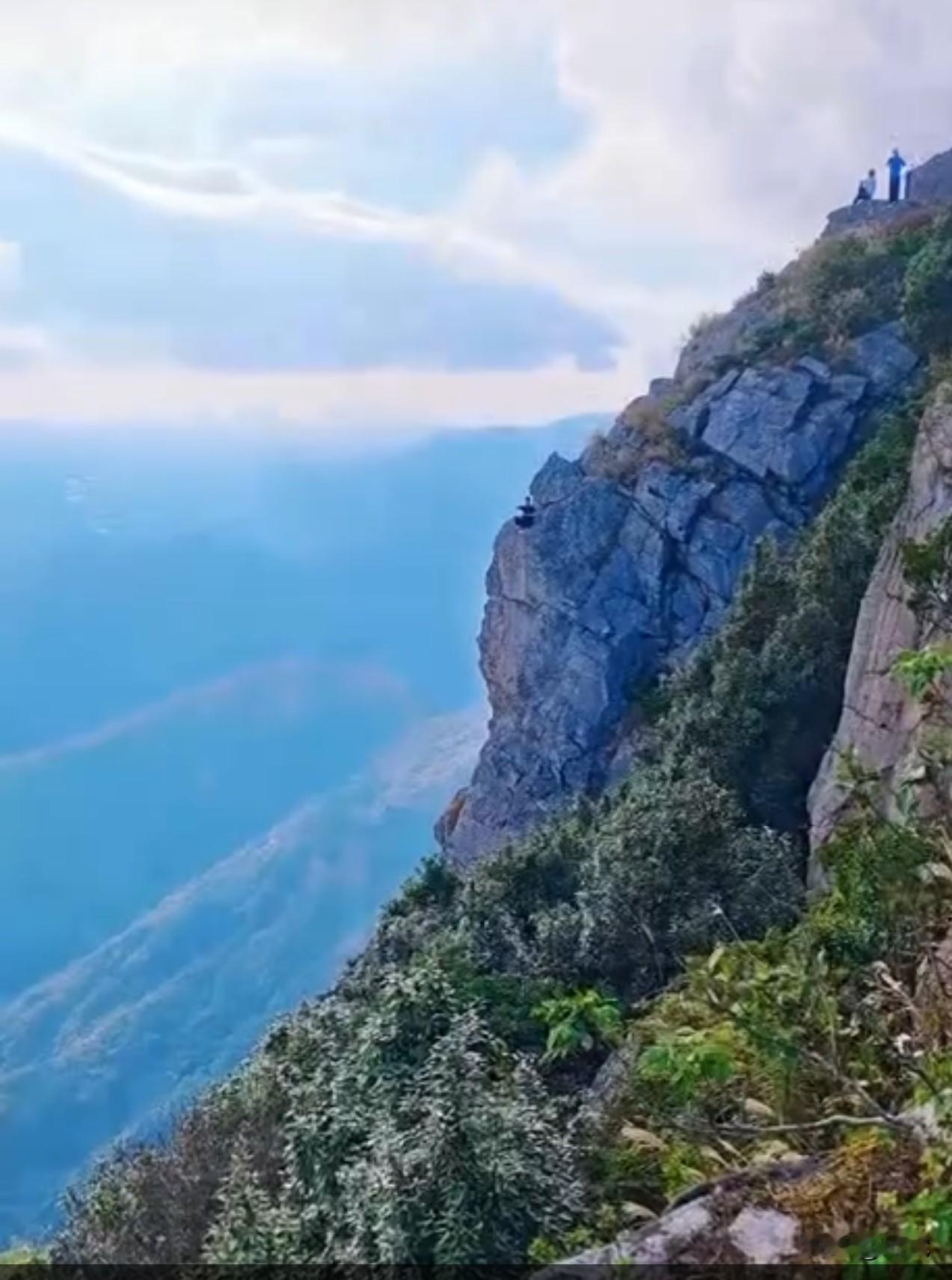 世界之大无奇不有
广东东莞银瓶山森林公园内
一男子在无防护栏的悬崖边
好像在修行