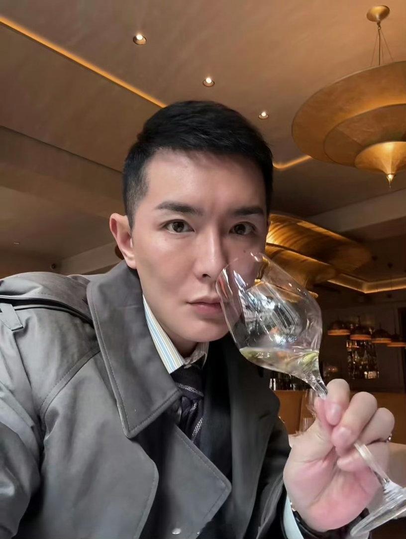 早春晴朗Luke原型找到了笑死 本来早春晴朗原文男主在公司就被传gay ​​​