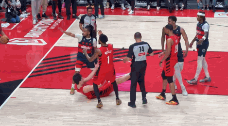 里斯抱摔杨瀚森，裁判员竟然给双方技术犯规？这裁判员怎么想的？明显就是里斯输不起，