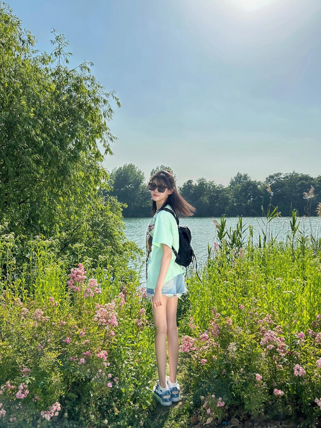 陆毅鲍蕾俩女儿近照，贝儿和妹妹长成“双胞胎”，同款麻杆腿抢镜 ​​​