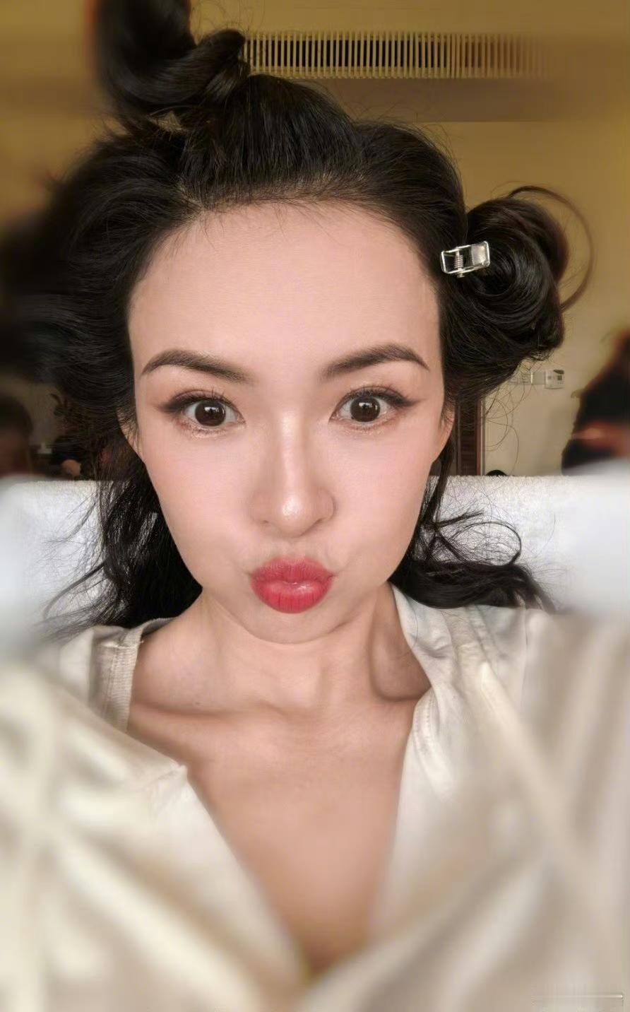 发现了吗，
章子怡有点不一样了，
现在的她真的很少能被其他人左右情绪了，就是做自