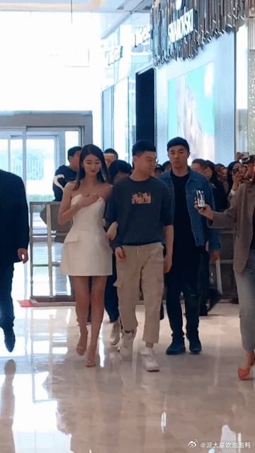 男明星好多娶经纪人的，女明星还真没有嫁给经纪人的，乔欣和她的经纪人浩浩都好到被人