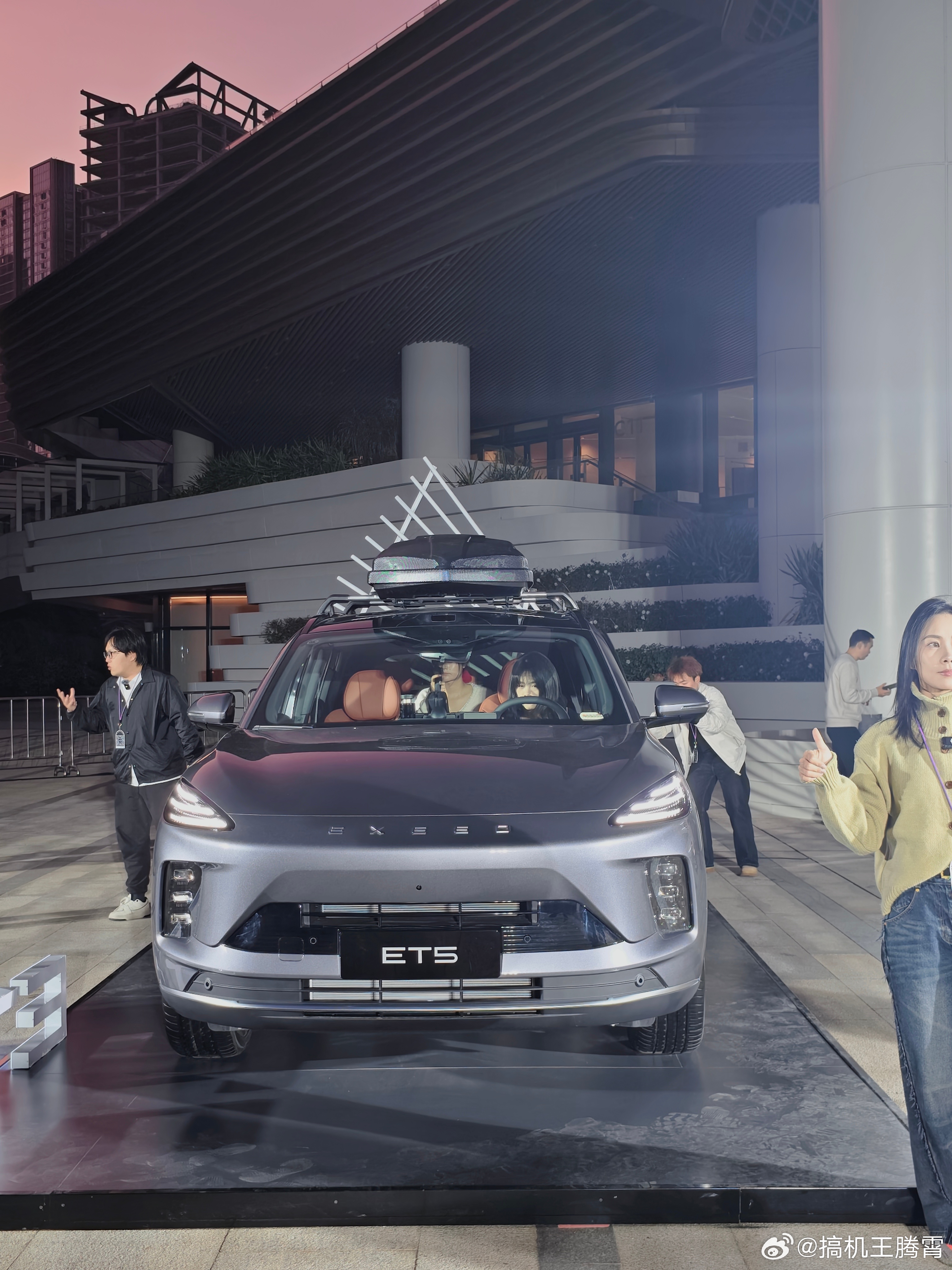 星途ET5今晚要正式上市了，有个亮点是，它搭载了全新猎鹰700驾驶辅助，官方说堪