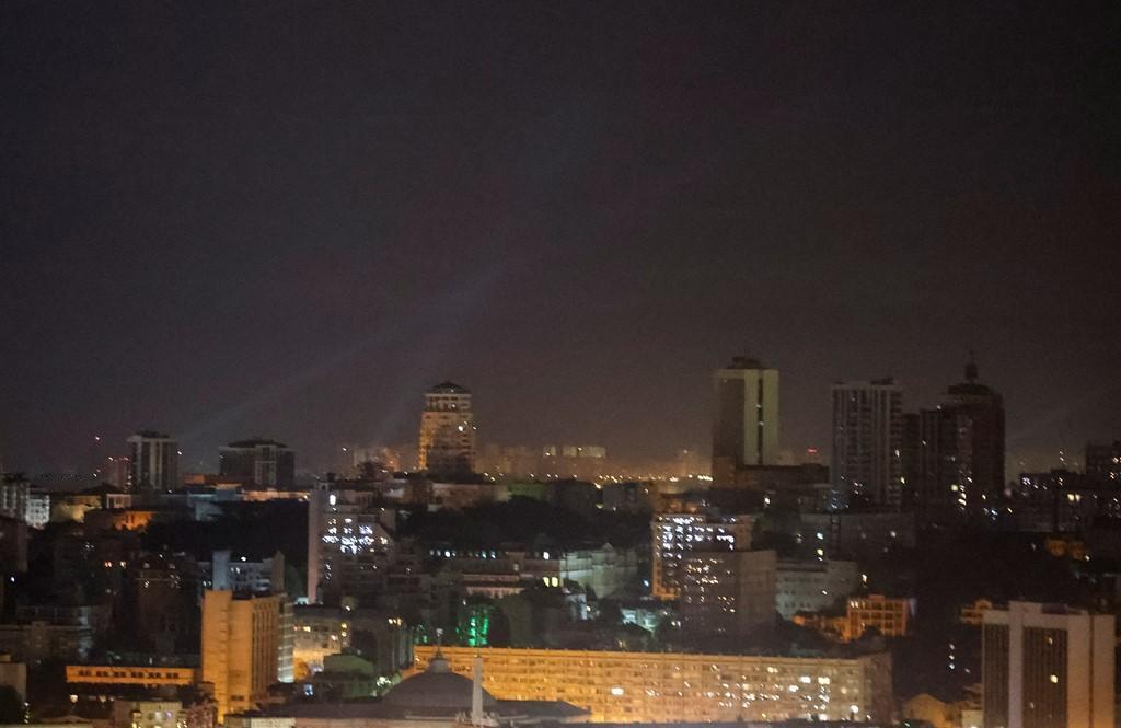图片：基辅撑起，俄罗斯队基辅隔夜袭击仍在继续。
图像显示，基辅防空小组的成员用探