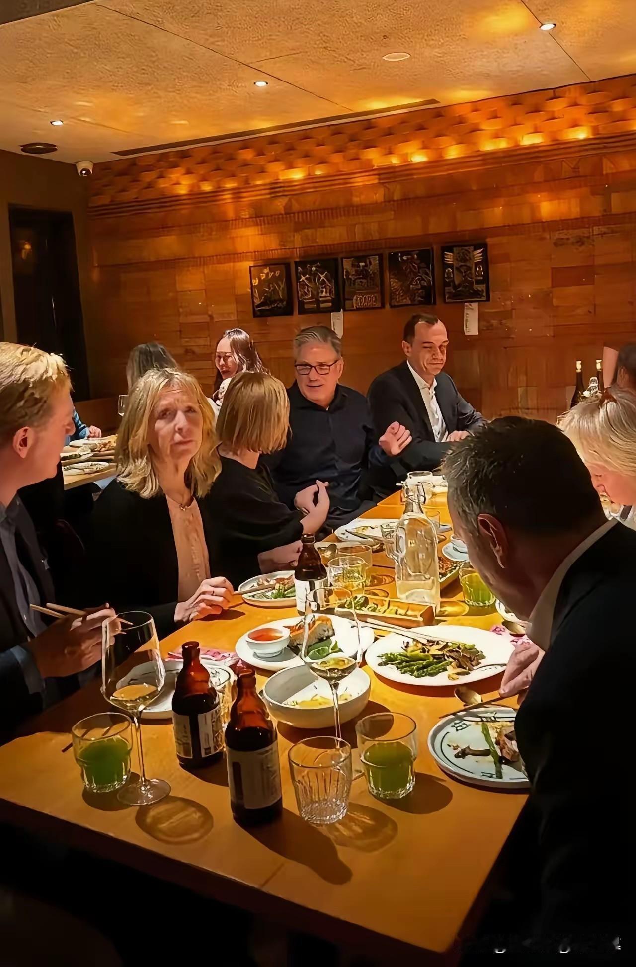 给美国敲响警钟  英国首相斯塔默一行50多位，刚到京城，辞掉“国宴”不吃，硬是来