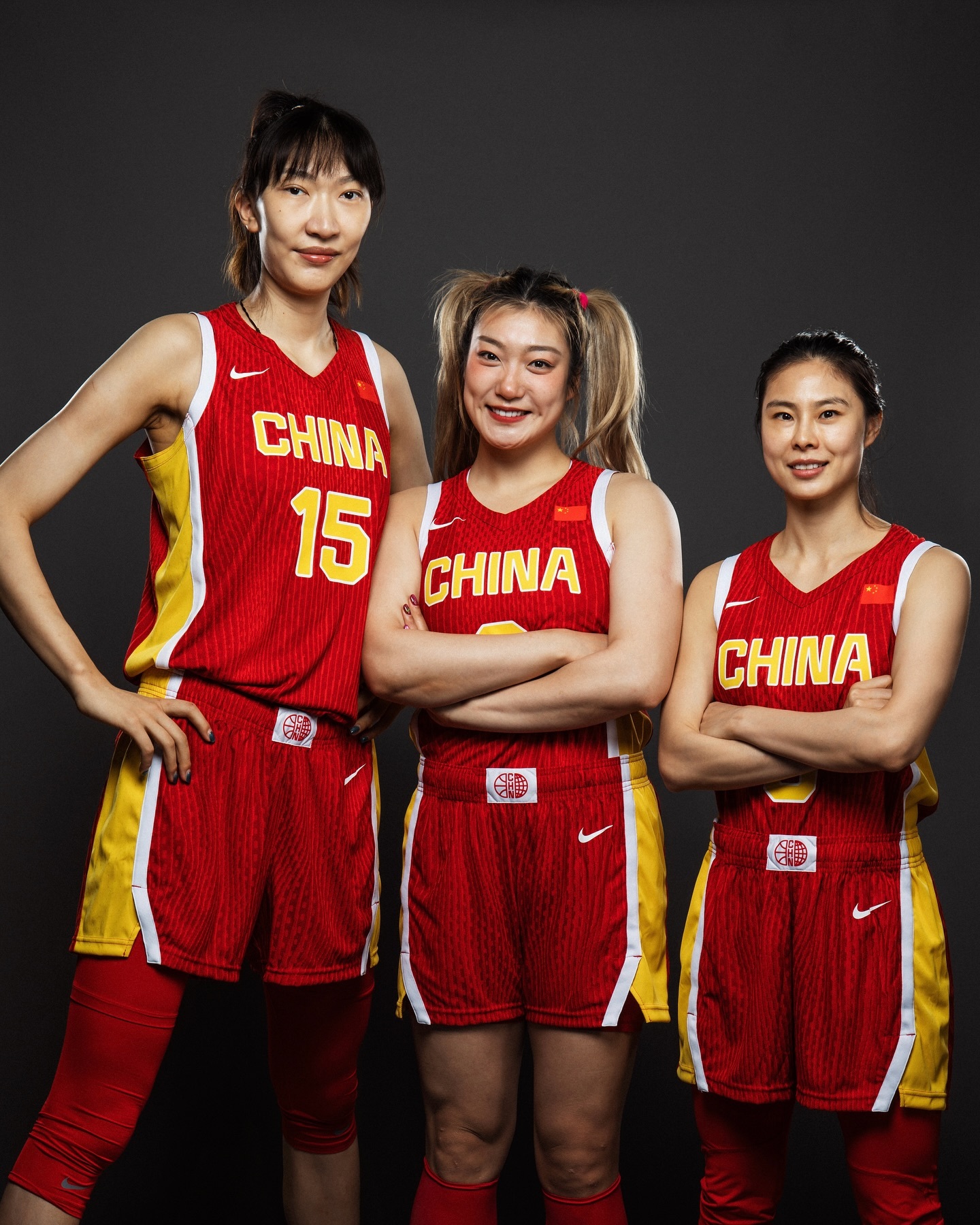 姑娘们加油！中国女篮拍摄巴黎奥运会定妆照！#篮球热力一夏# ​​​