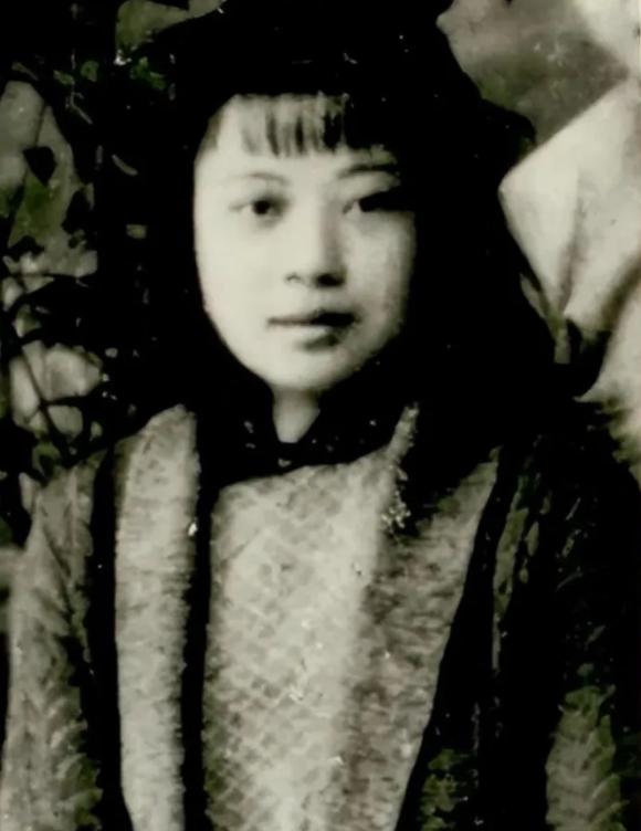 1945年，日军轮奸了黄美英，又用锋利的刀子把她的肉一片一片地割下来，虽然疼的死
