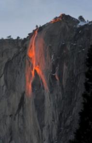 【游客们纷纷涌向加利福尼亚州的优胜美地国家公园，观看被称为“火瀑布”的自然光现象