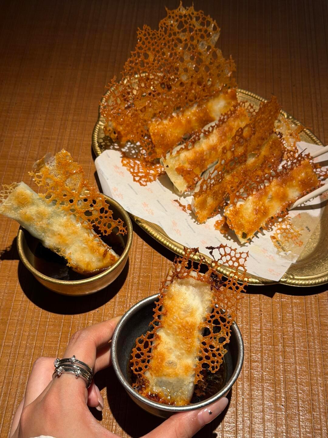 上海愚园路新开的🥢极品砂锅炒面！！！！很有 sense 的木质调板前锅贴🥟适