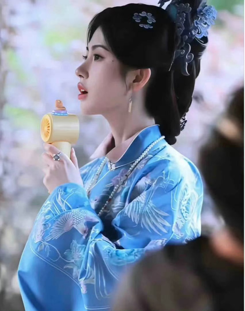 鞠婧祎也看铁拳教育了没想到小鞠也在追《铁拳教育》万花世界主母的手势，跟罗华振简直