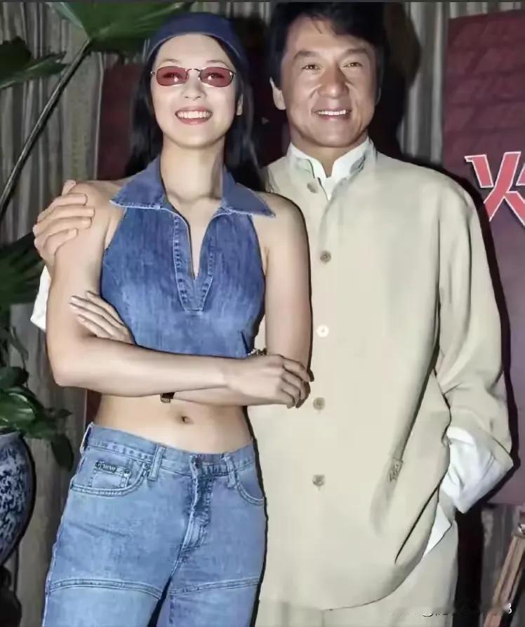 成龙先生总是乐呵呵的，非常有女人缘，这一辈子潇潇洒洒，风风光光，真是值了，人和人