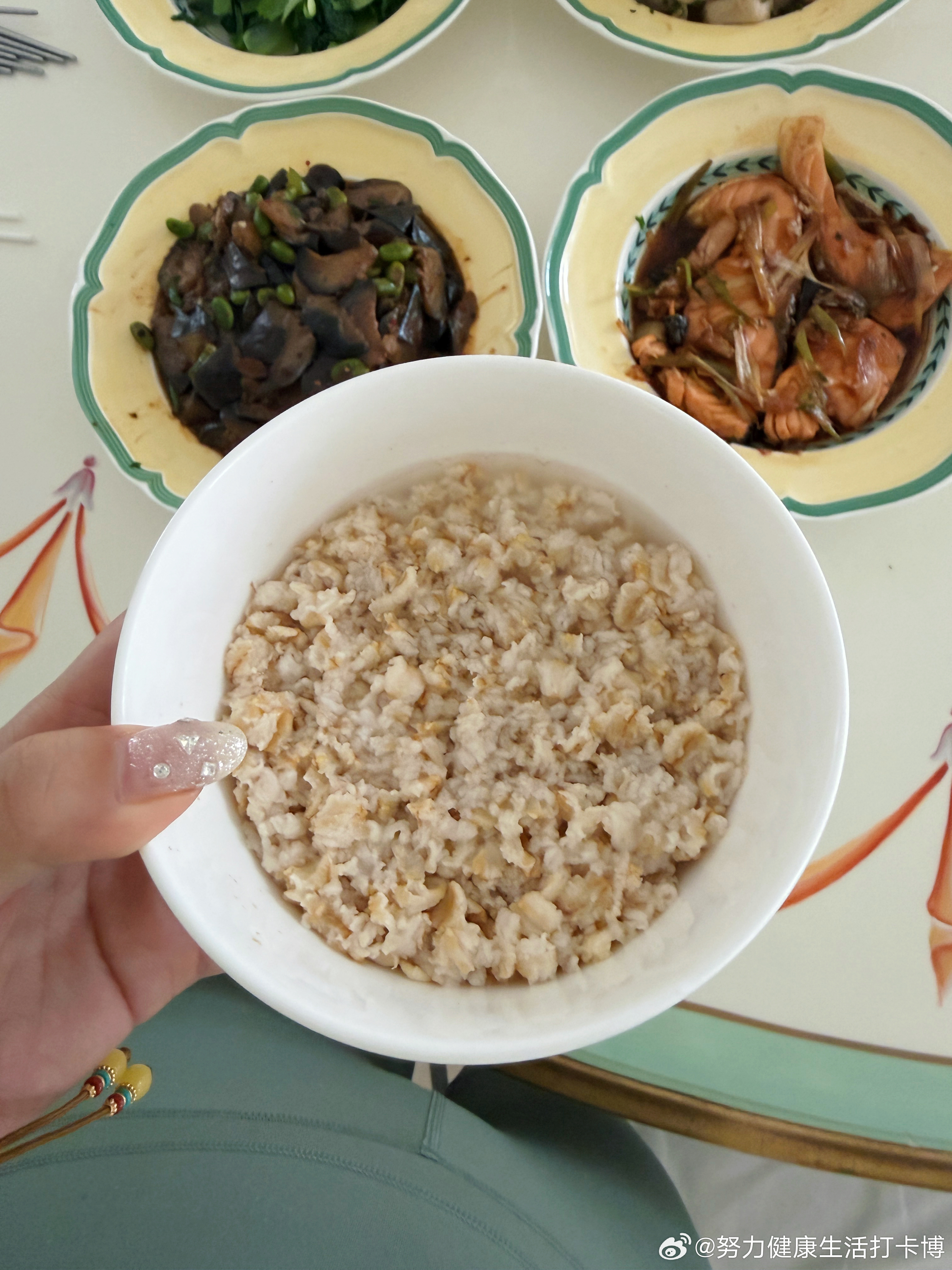 最近一周六天吃的主食碳水来源都是燕麦，芋头，玉米，土豆这种不经过精细加工的。肉类