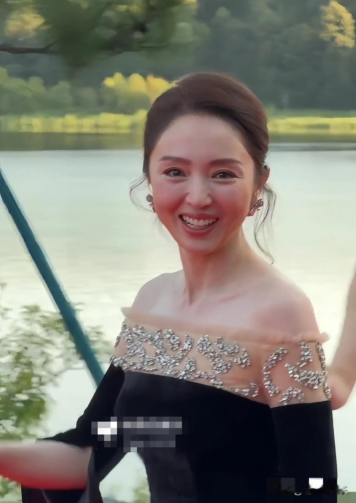 董璇在婚姻里其实精明着呢，
她和张维伊签过婚前协议，并且也不准他给自己买任何保险