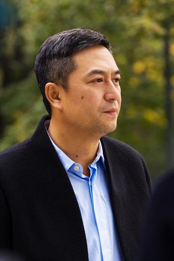 演员，王海燕说，张嘉译特烦人，喜欢打麻将，有时候一玩就是一夜，你找他谈话，他先弄
