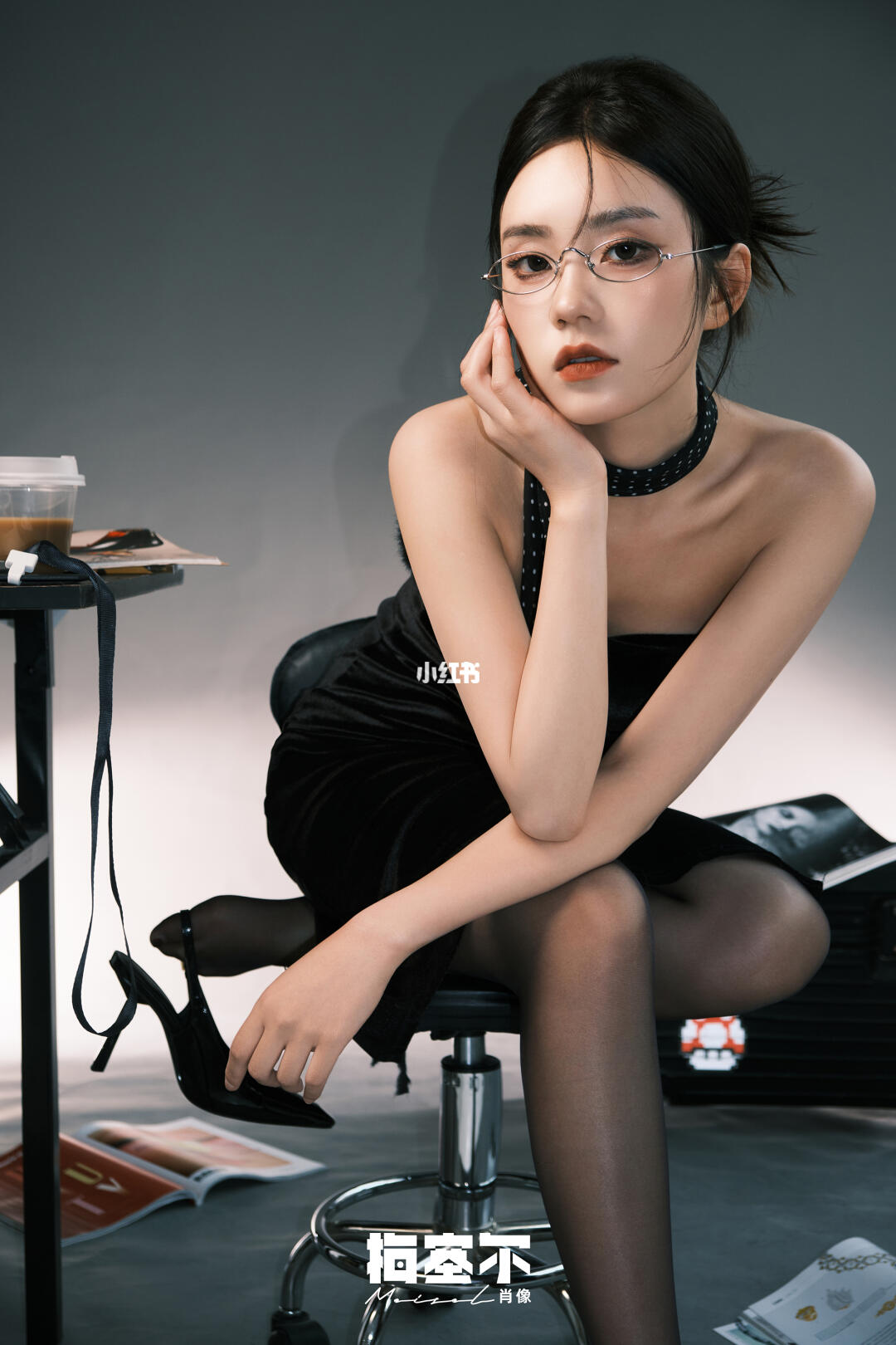 化身高智又迷人的办公室海妖