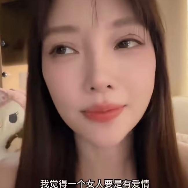风光无限的影后
落到靠跳舞刷存在感，
李小璐的现状真的戳破了娱乐圈最现实的真相。