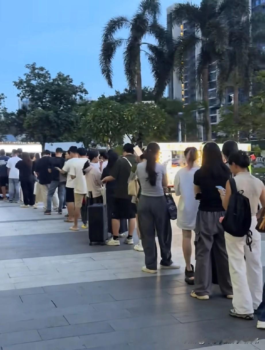 佛山螺蛳粉摊排队两小时！是真好吃还是托太多
 
傍晚的佛山广场，几十号人把螺蛳粉