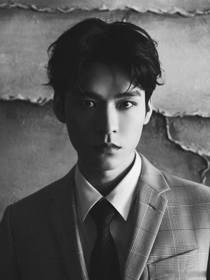 龚俊做造型老自一套老己一套龚俊造型真·端水大师！卡其格纹西装正经绅士，黑皮夹克秒