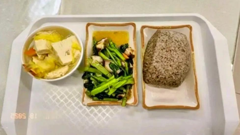 今日午餐体验
 
刚结束外地行程回到家，家里没人，犯懒不想开火。下楼发现小区食堂