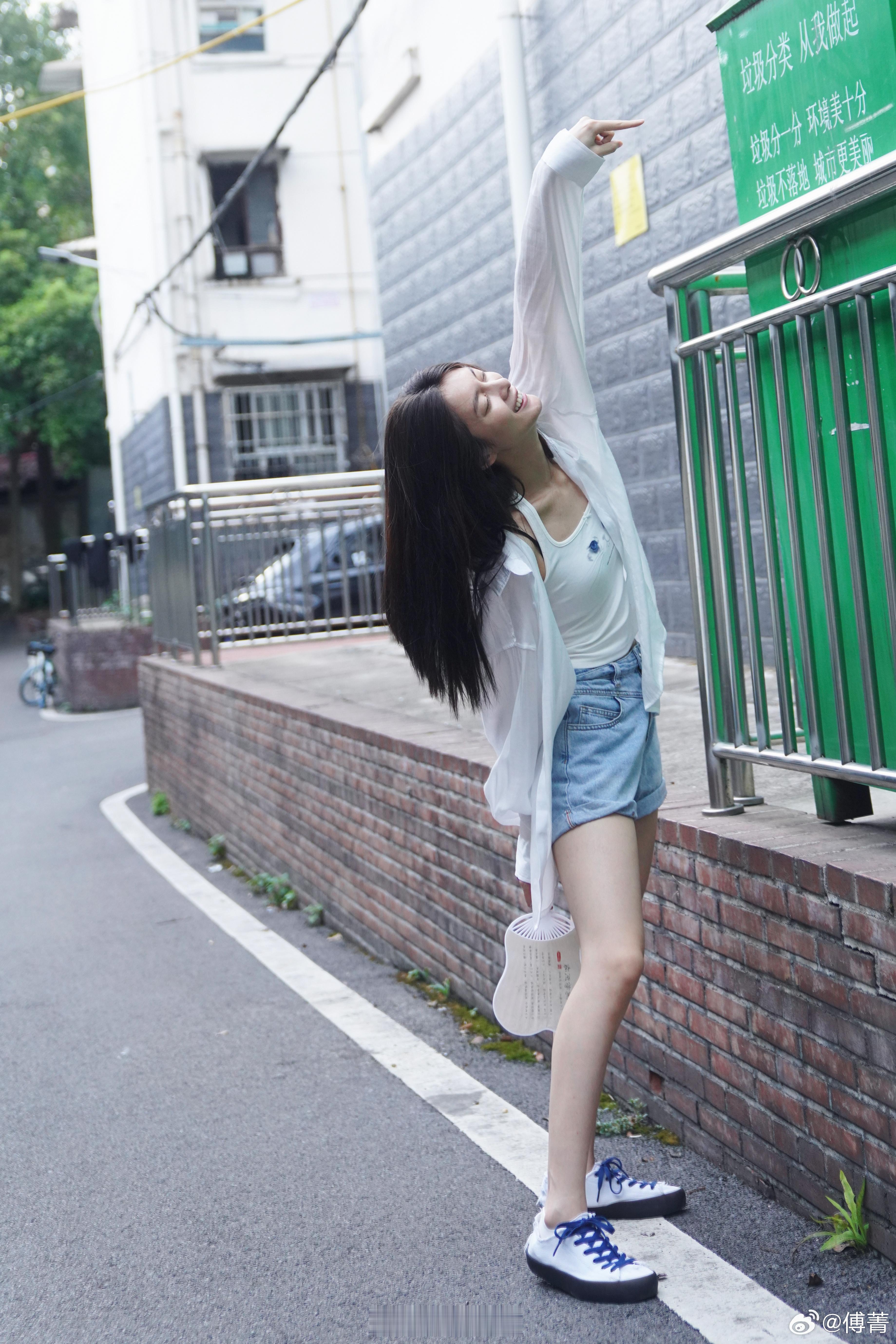 #傅菁发吃瓜图##傅菁清爽少年感# 傅菁就像夏日的花朵，绽放着绚丽的光彩。她的吃