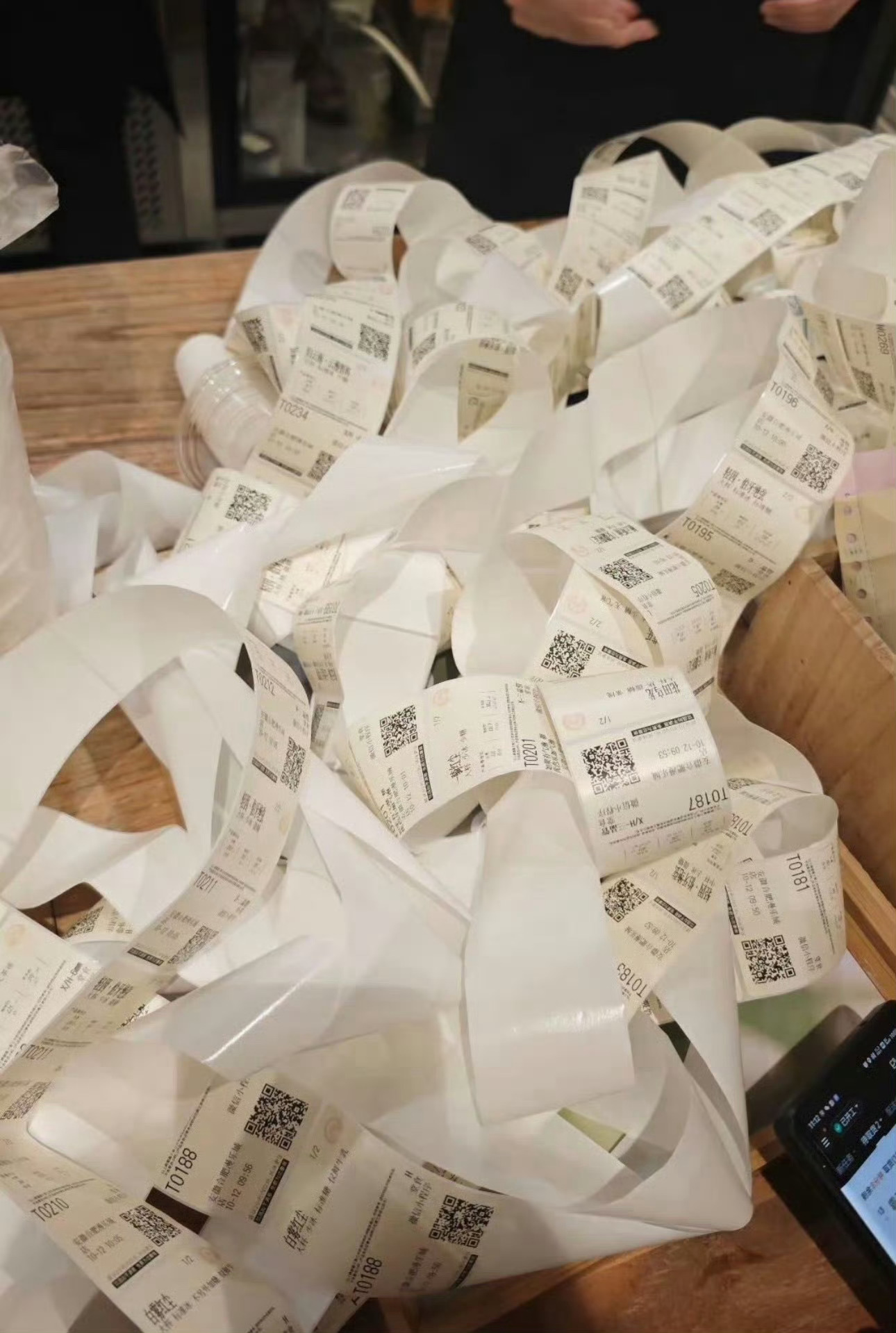全网都在刷霸王茶姬爆单！霸王茶姬 涨工资活动一出门店直接爆单，几百杯积压，店员一