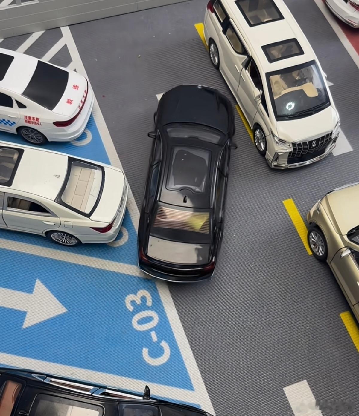 这种反方向窄路斜库比机械车位还讨厌，最难倒没有之一。下次遇到一定用辅助驾驶试一下