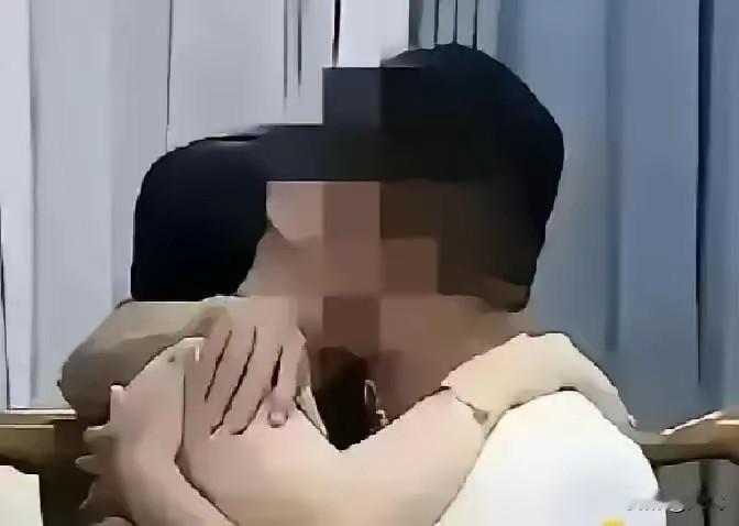 4月5号，长沙一群老同学聚会吃饭。有个湘妹子喝多了，直接抱住老李亲了足足八秒，旁