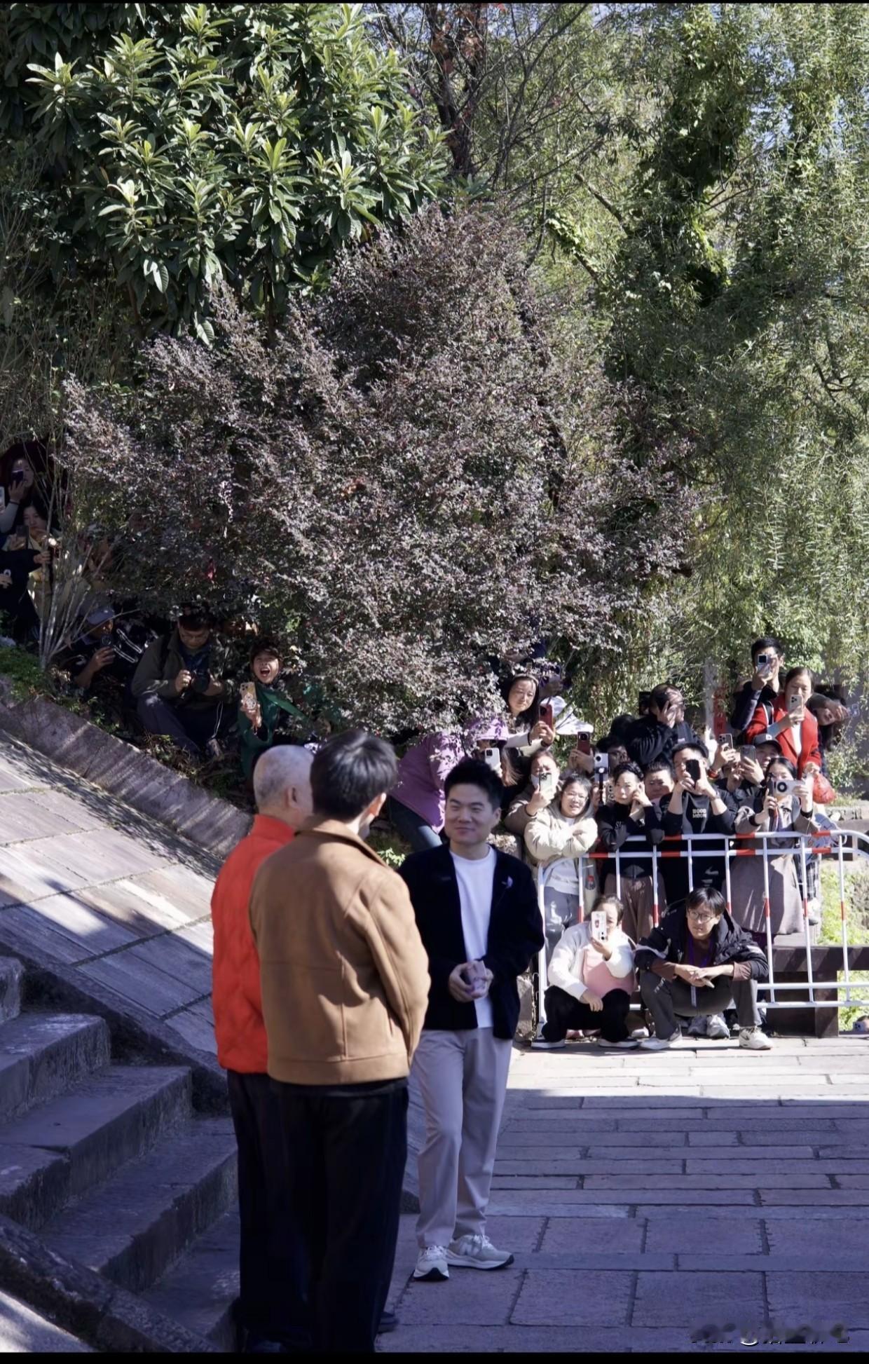 大家为了见董宇辉一面能有多拼？
有人漂洋过海来看他；
有人驱车几千公里向他聚拢；