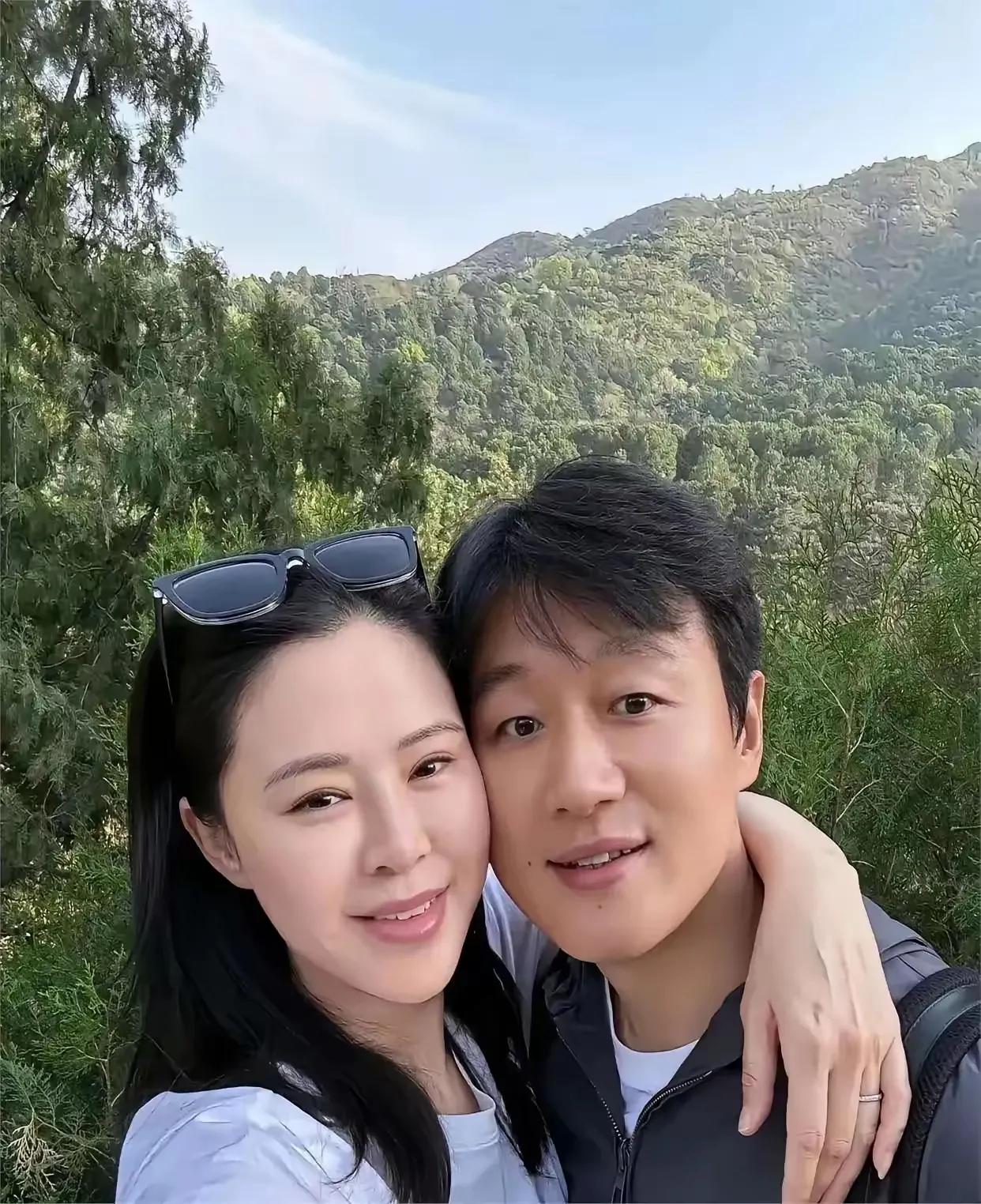 这是一对师生恋夫妻，结婚至今依然零绯闻，简直就是明星夫妻的楷模，男帅女靓，不张扬