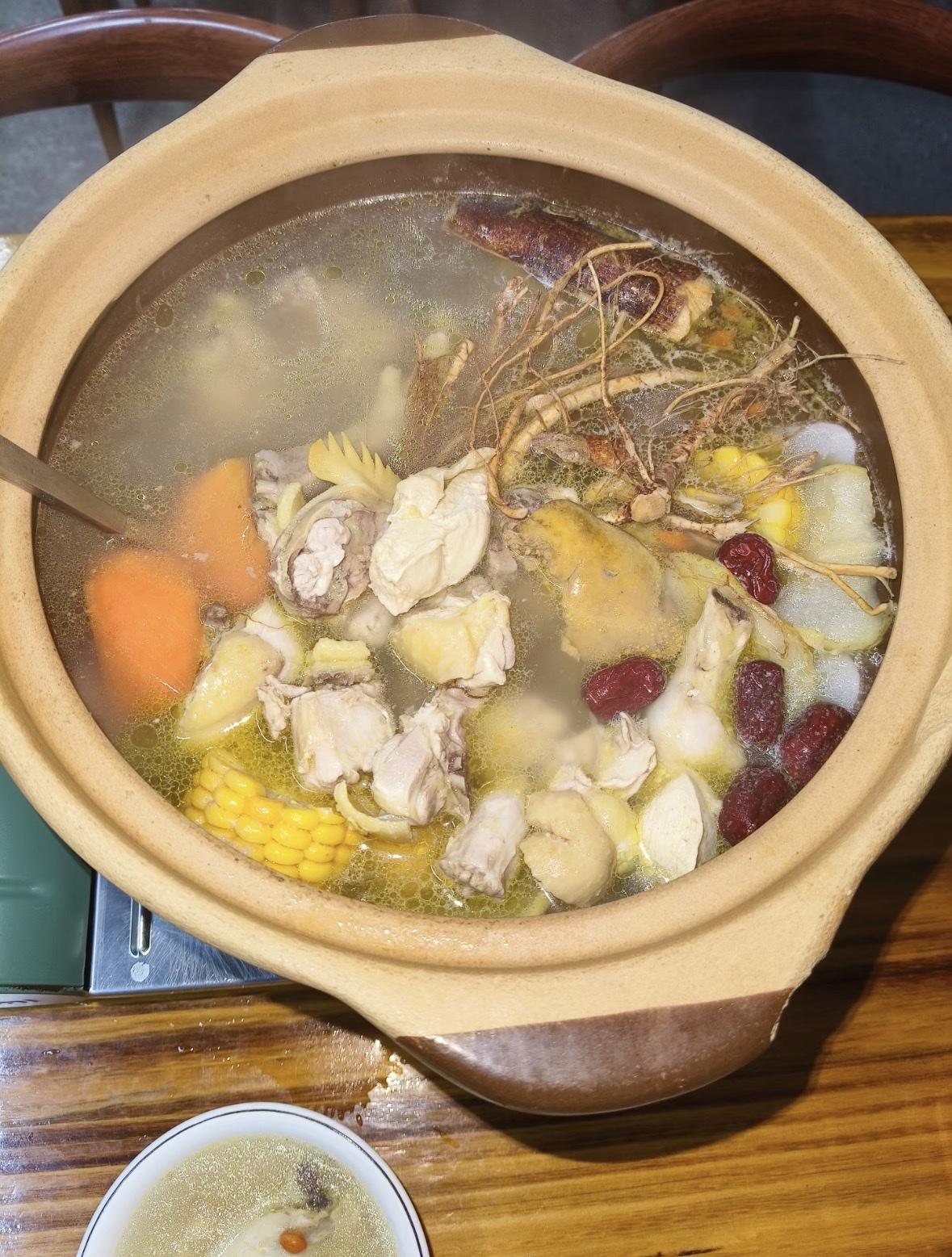 最近网上的莫氏鸡煲火了，
刚好想起我从小到大，
家里煲鸡汤，都会放一些“树根”，