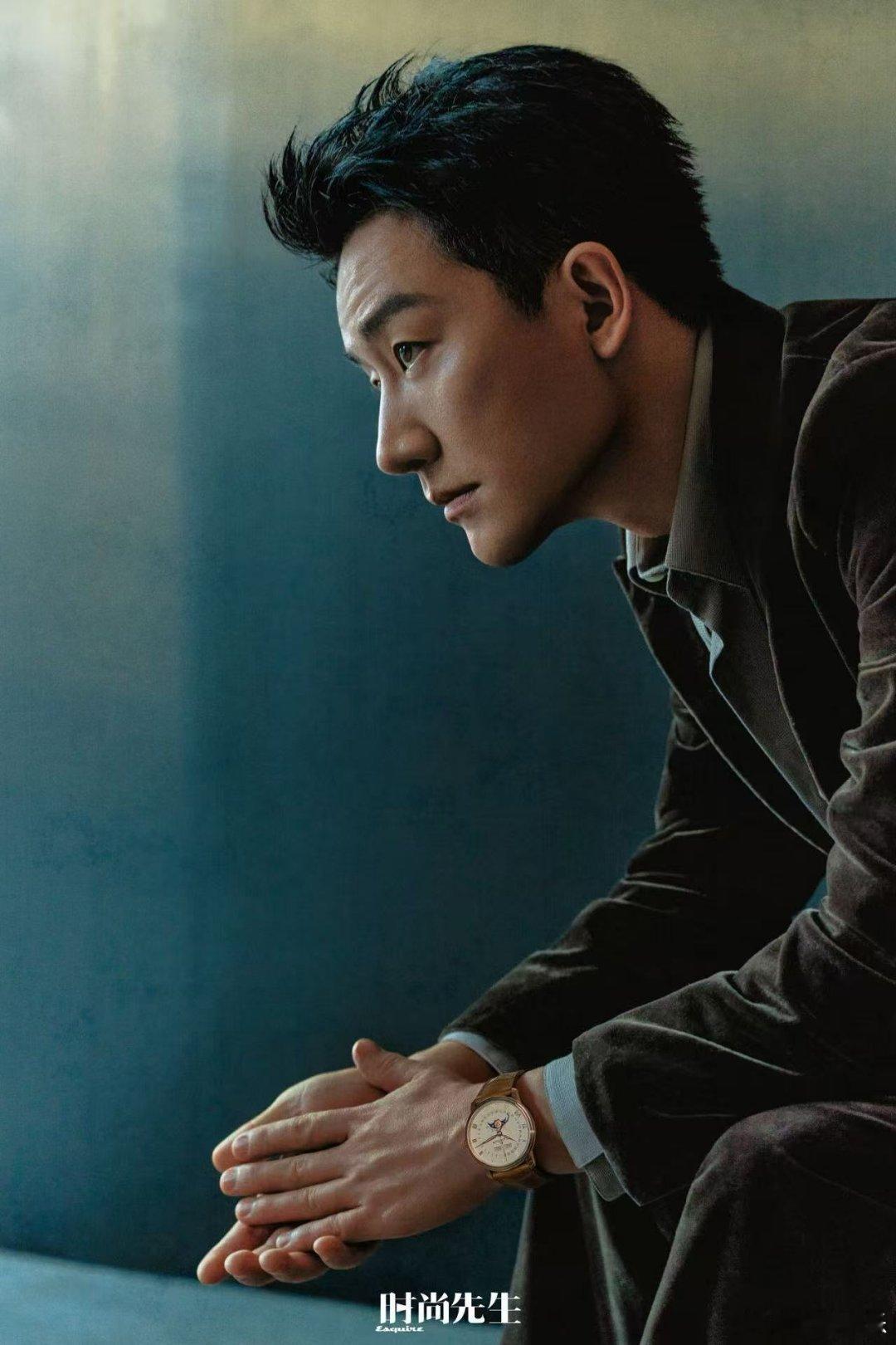 黄轩五大男刊三轮满贯五大刊轮着上了三轮，重要月份一个没落，这战绩在85生里真是一