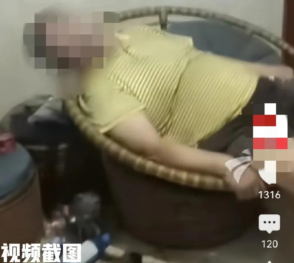 江西南昌有一胖子男子。

这位体重快三百斤的大胖子男子，由于子女不在身边处于独居